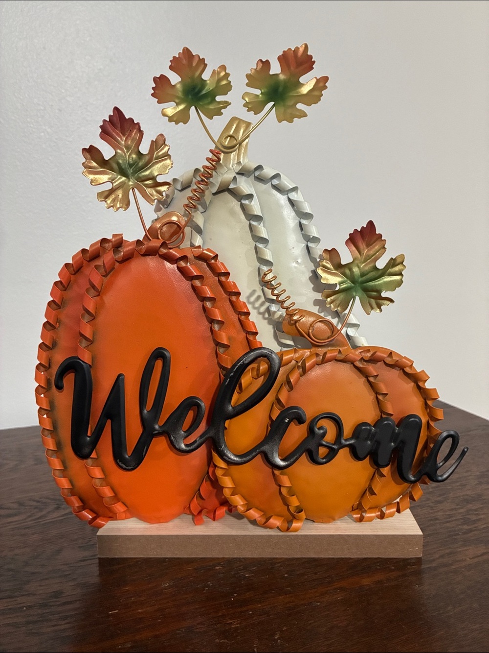 NWT- Beautiful Metal Fall Pumpkins Trio Welcome Decoration Sign w/ Wood Base 🍁